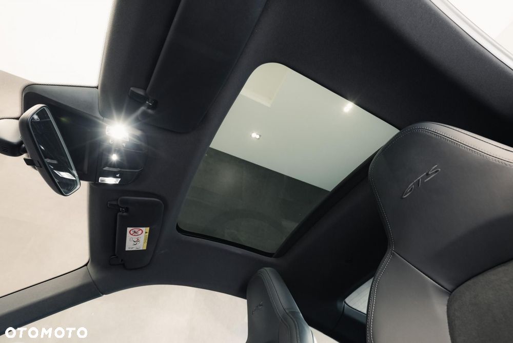 Porsche 911 Carrera 4 GTS - 17