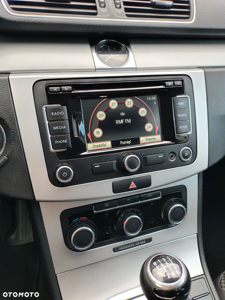 Volkswagen Passat 1.6 TDI DPF BlueMot Highline - 16