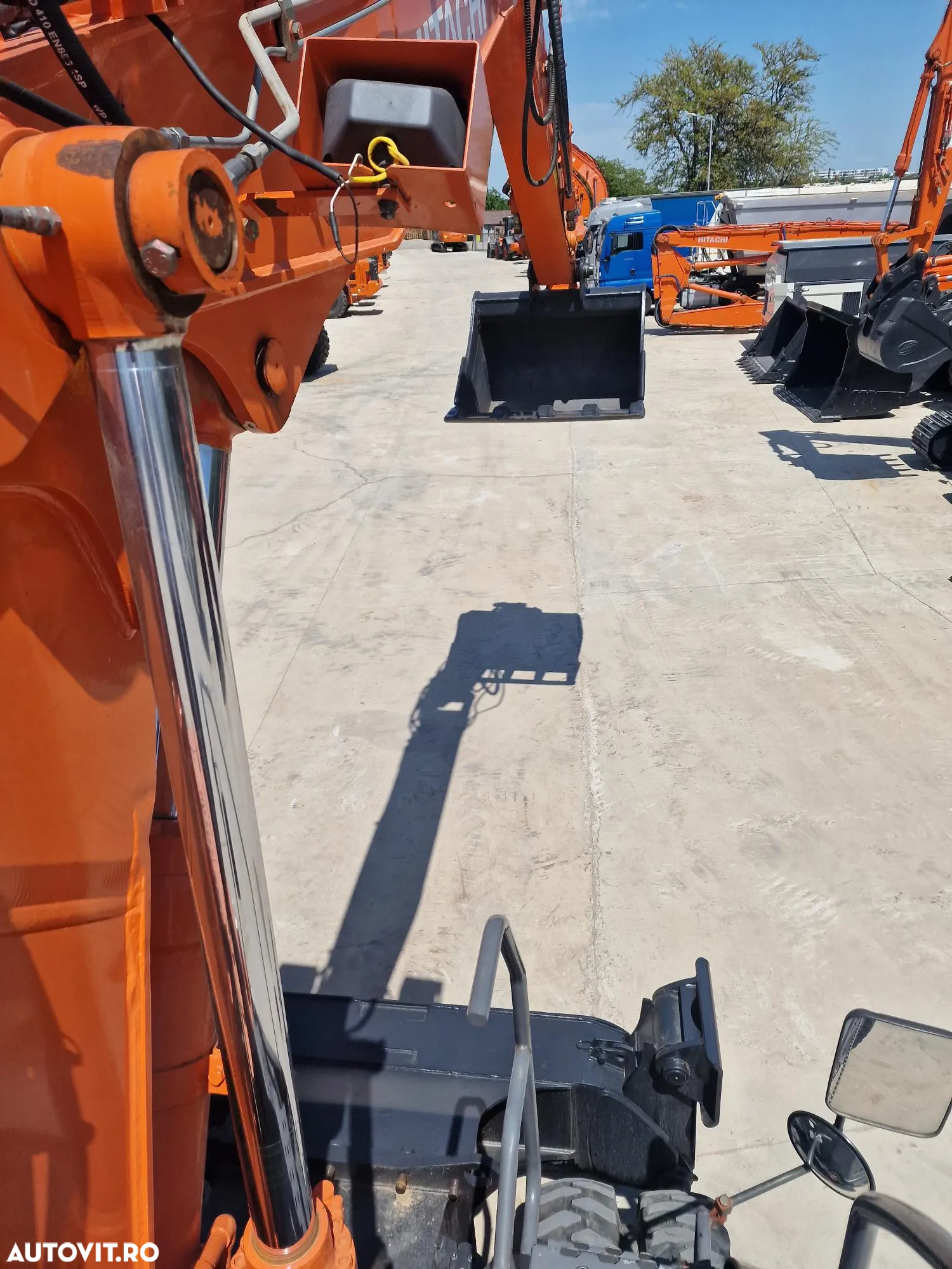 Hitachi PE ROTI, 16,5tone, 3 BRATE, 7.432h, CALE si lama nivelare, Inst picon, a doua instalatie hidr pe brate, AC, camera spate, cupa 1,2m, Ad sapare 6m, ridica  7t la 9m, hidraulica HITACHI, promotie 69.900 EUR+Tva-Posibilitate inchiriere. - 25