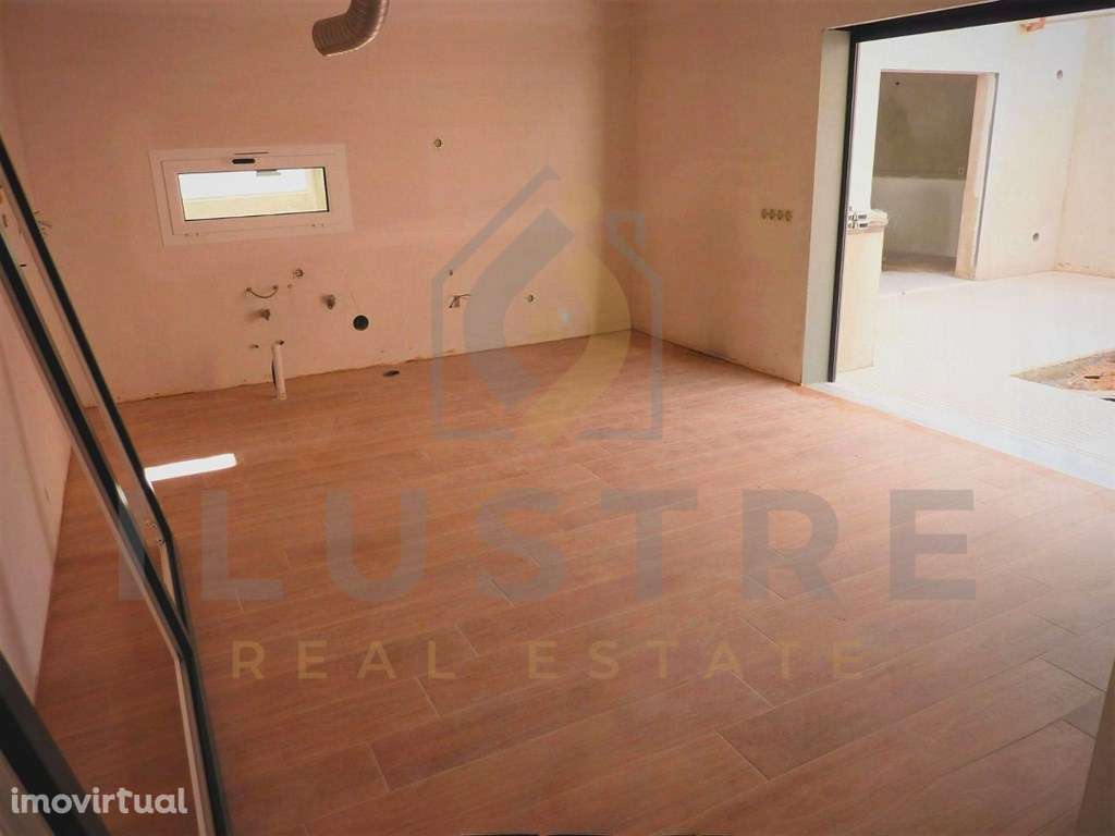 Moradia isolada com áreas generosas e piscina nos Foros da Amora - Grande imagem: 5/30