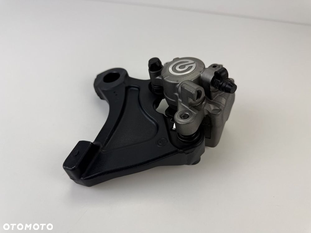 Tylny zacisk hamulcowy Triumph Street Triple 765 RS 2022- - 8