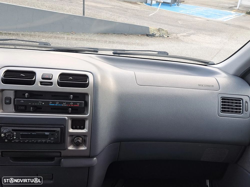 Toyota HiAce 2.5 D-4D Service 2.8T AC - 15