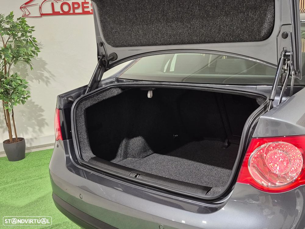 VW Jetta 1.6 FSi Confortline - 28