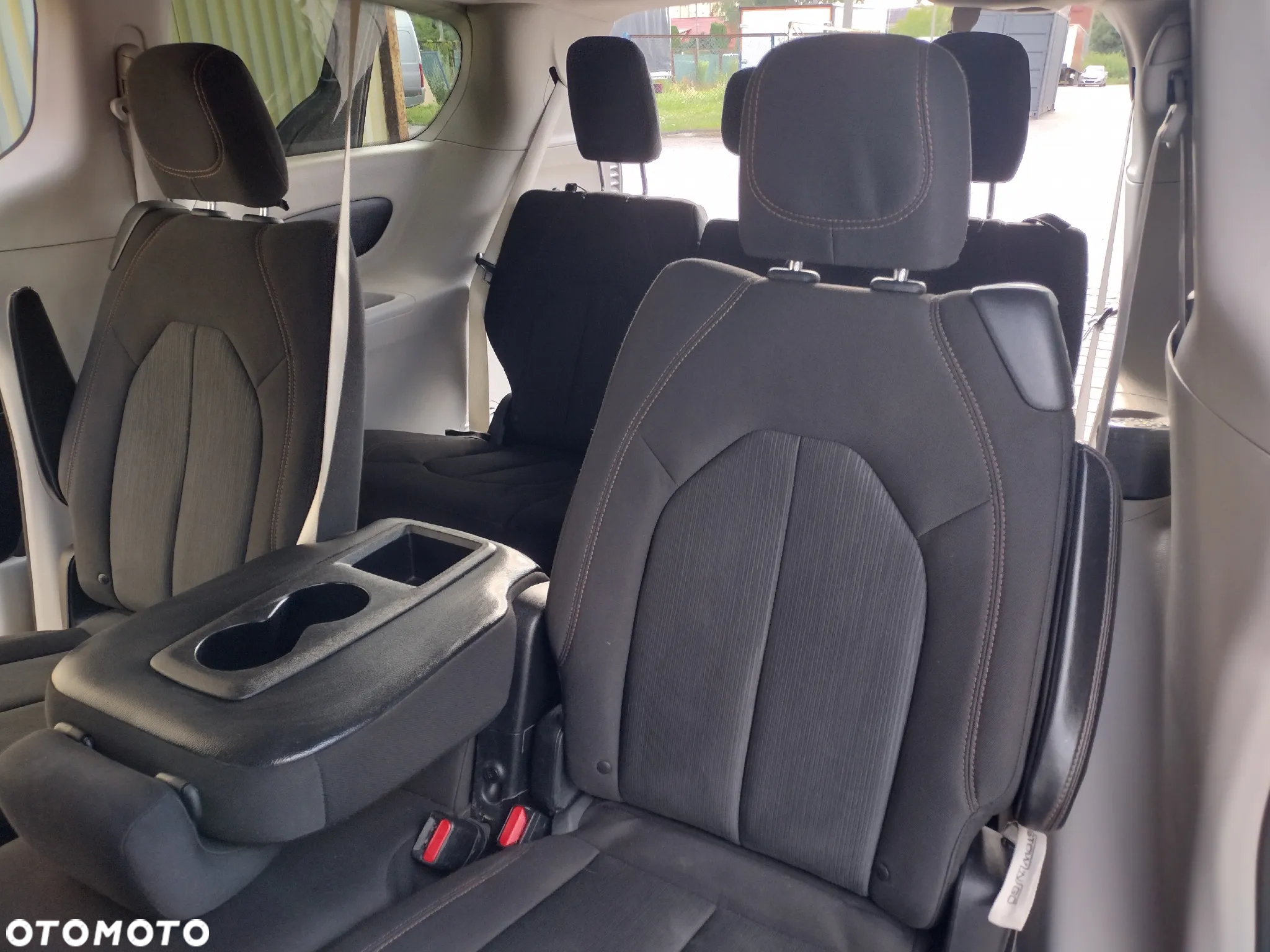 Chrysler Pacifica - 12