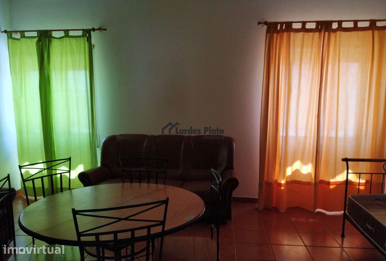 Quarto a rapariga perto da Escola Superior de Educação - Grande imagem: 3/12