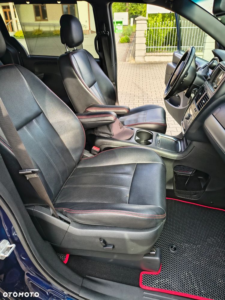 Dodge Grand Caravan - 12