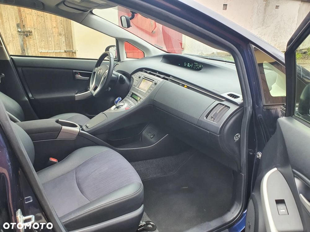 Toyota Prius (Hybrid) - 11