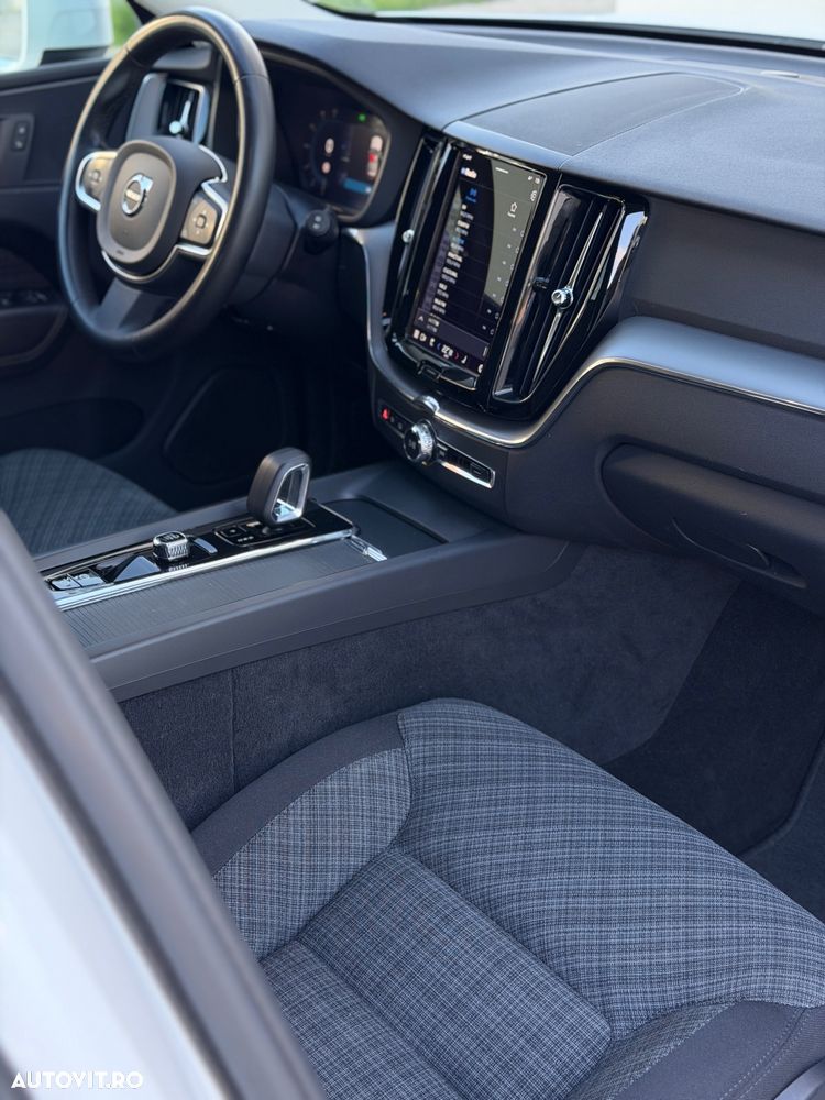Volvo XC 60 B4 MHEV AWD Momentum Pro - 20