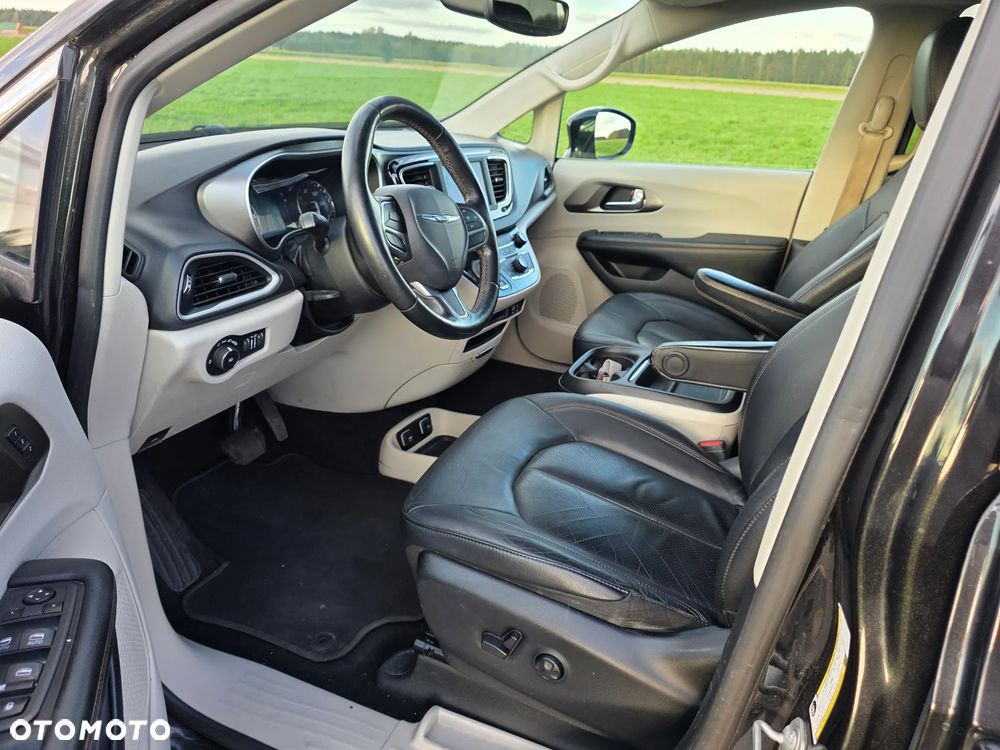 Chrysler Pacifica - 17