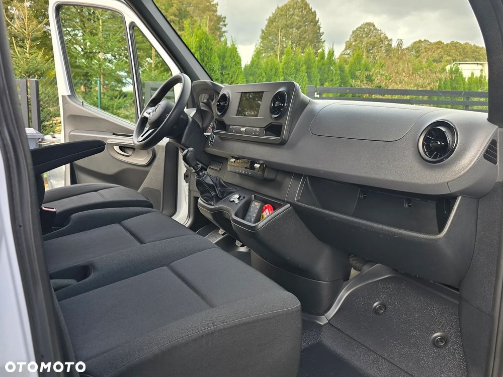 Mercedes-Benz Sprinter - 23