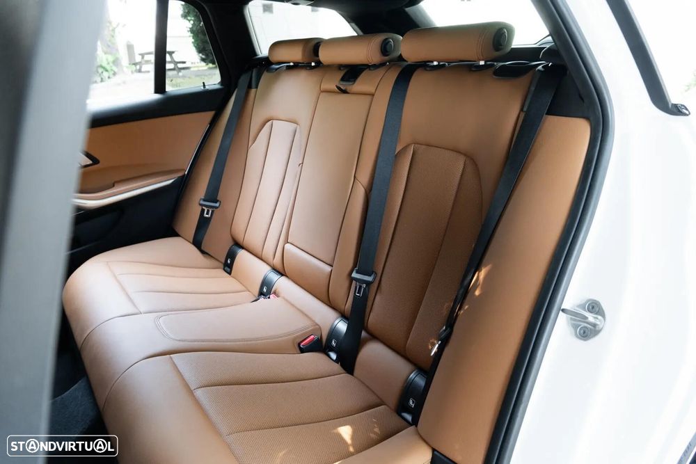 BMW 318 d Pack Desportivo M Pro Auto - 54