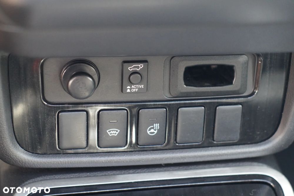 Mitsubishi Outlander Instyle NAVI + - 15