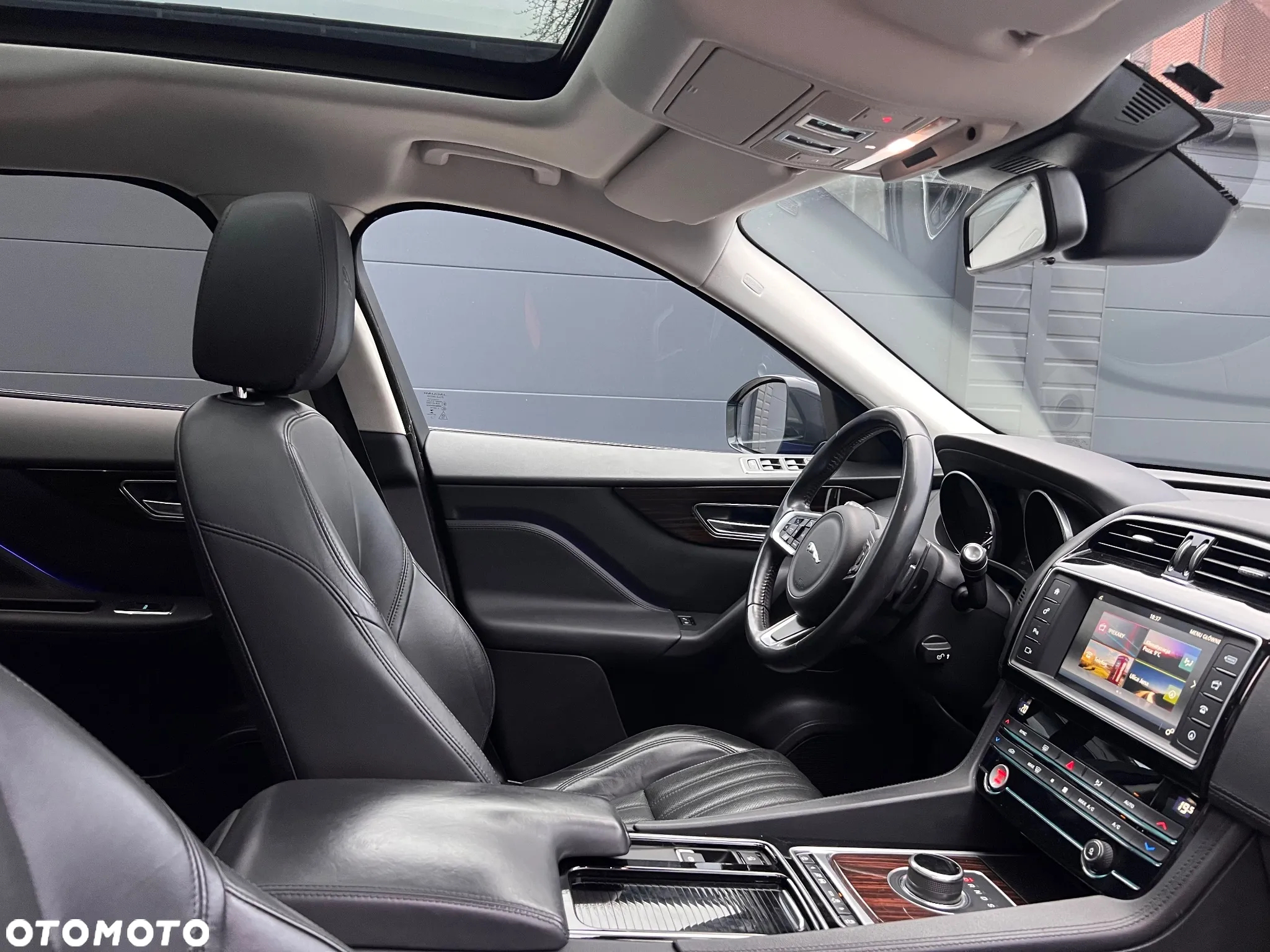 Jaguar F-Pace 25d AWD Portfolio - 41