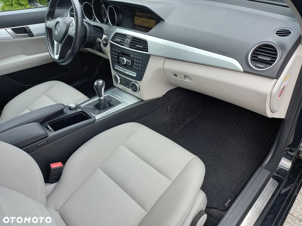 Mercedes-Benz Klasa C 200 CGI BlueEFFICIENCY Avantgarde - 37