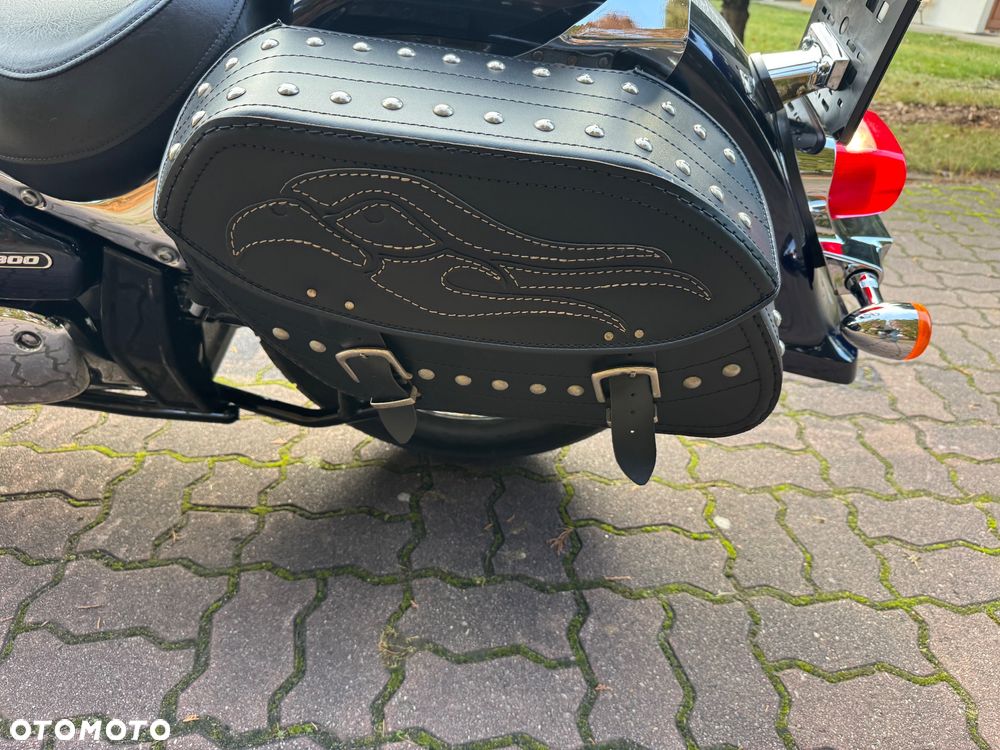 Suzuki Intruder - 13