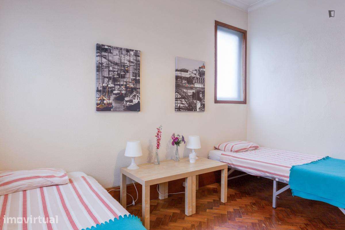 Quarto - localizado em Paranhos Porto - Grande imagem: 3/39