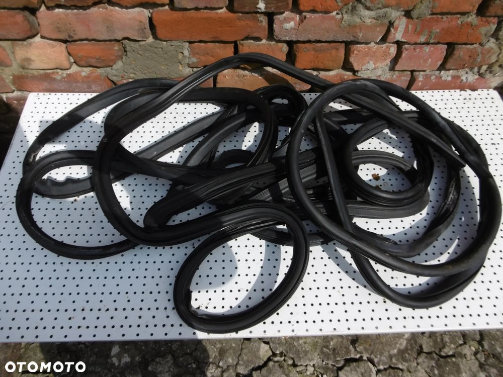 USZCZELKA DRZWI KLAPY DISCOVERY SPORT L550 - 1