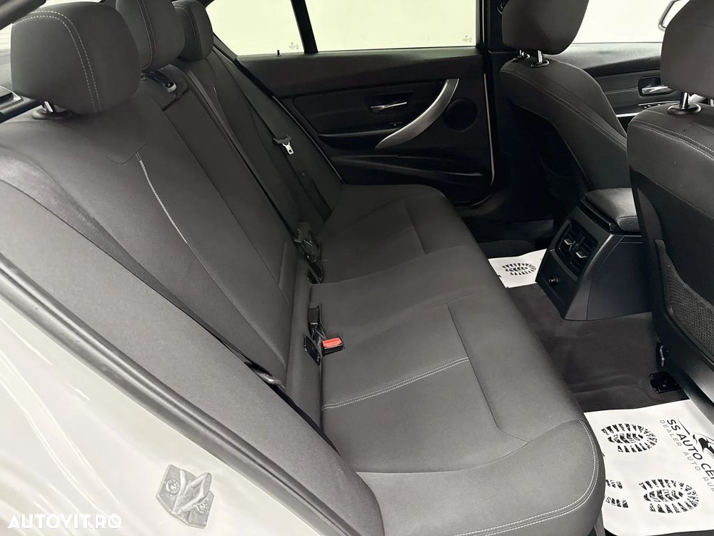 BMW Seria 3 320d Sport Line - 9
