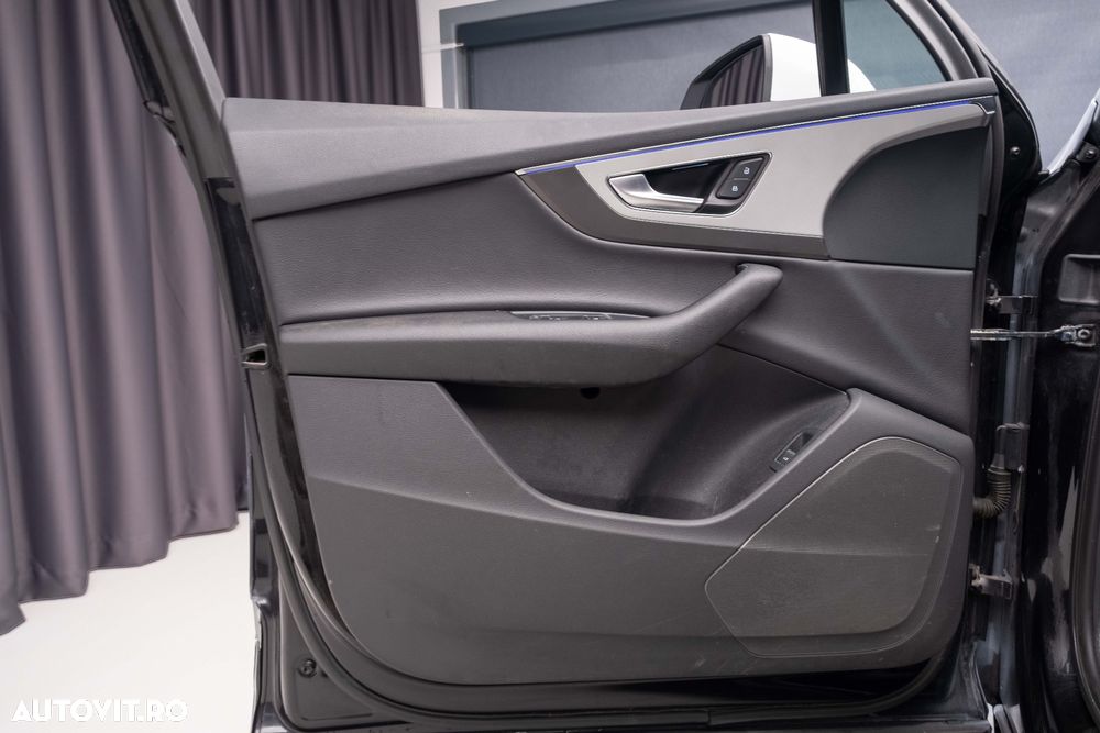 Audi Q7 ver-25t-awd-chequered-flag - 21