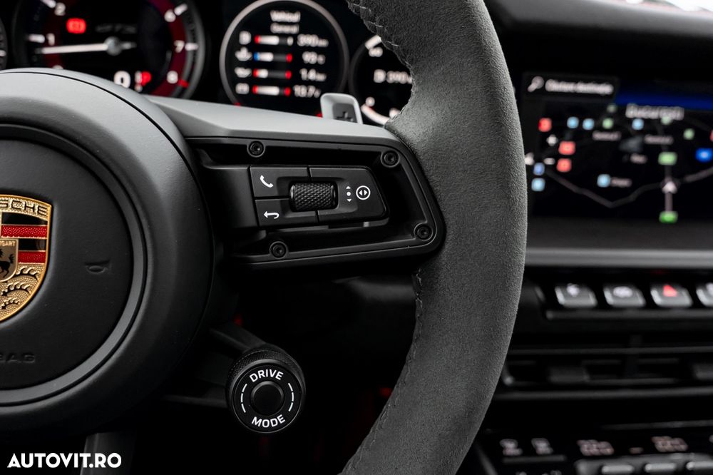 Porsche 911 Carrera 4 GTS PDK - 32