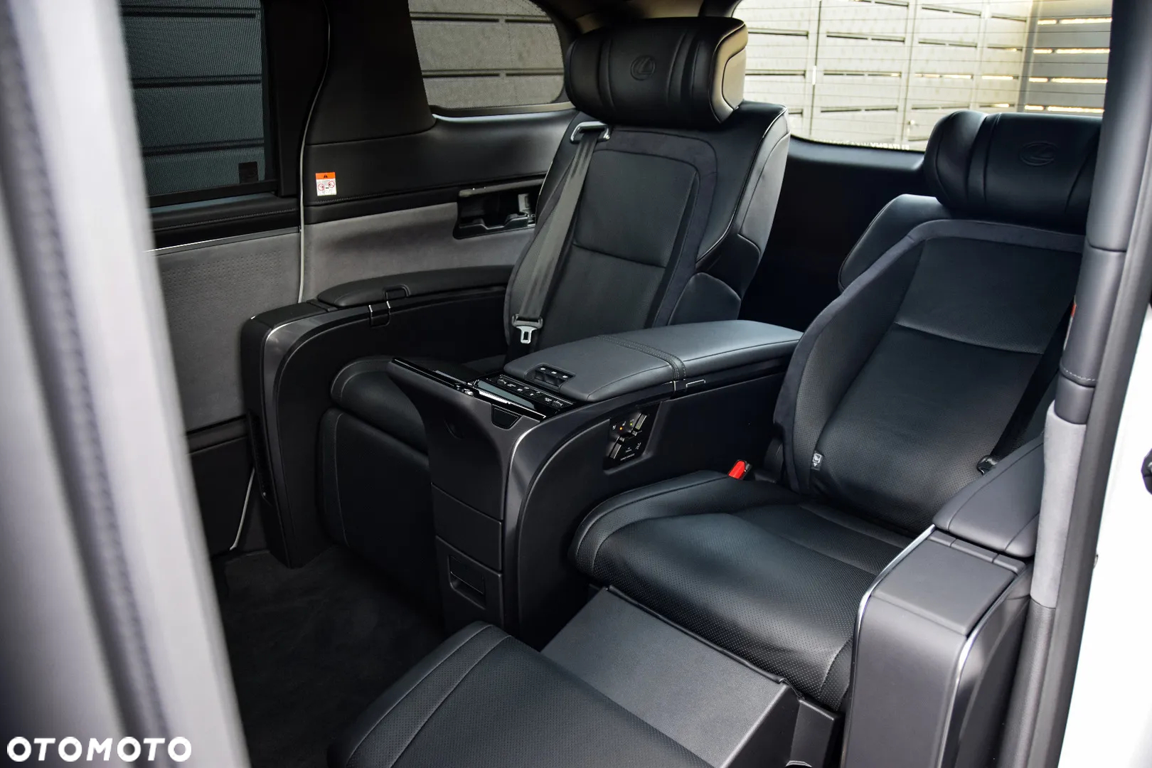Lexus LM 350h Omotenashi - 6