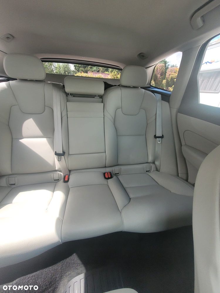 Volvo XC 60 B4 B Momentum Pro - 17