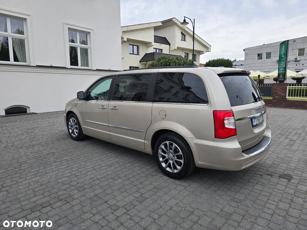 Chrysler Town & Country 3.6 Limited - 13
