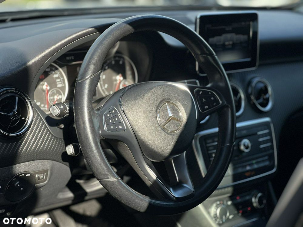 Mercedes-Benz GLA 180 7G-DCT - 29