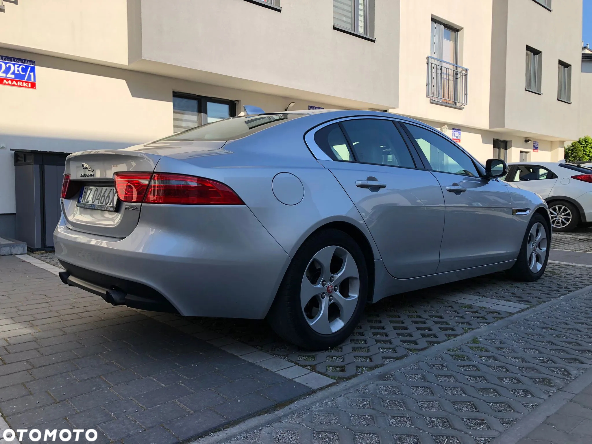 Jaguar XE - 11