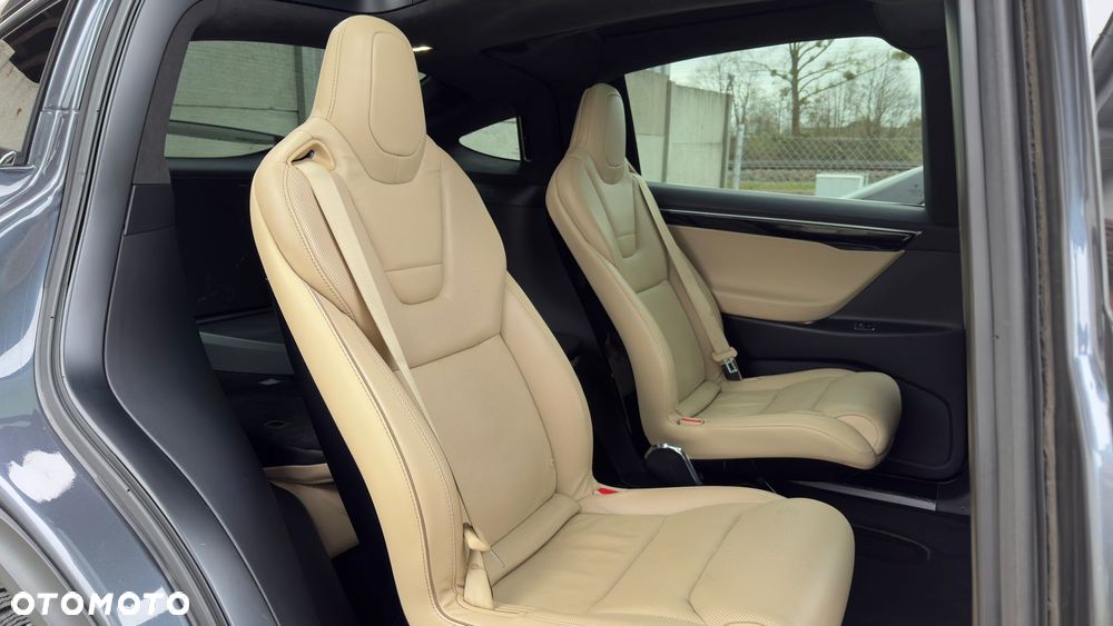 Tesla Model X - 10