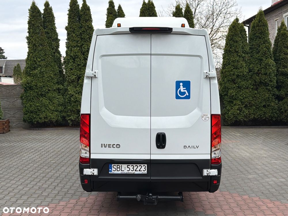Iveco DAILY AUTOBUS 24 MIEJSCA / PRZEWÓZ OSÓB NIEPEŁNOSPRAWNYCH / KLIMA POSTOJOWA / WEBASTO / TELEWIZOR / LEDY W ŚRODKU KOLOROWE / Salon Polska/ Nowe Opony/Jak Nowe/Mały Przebieg/ - 7