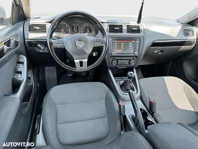 Volkswagen Jetta 1.6 TDI Blue Motion Technology Trendline - 4