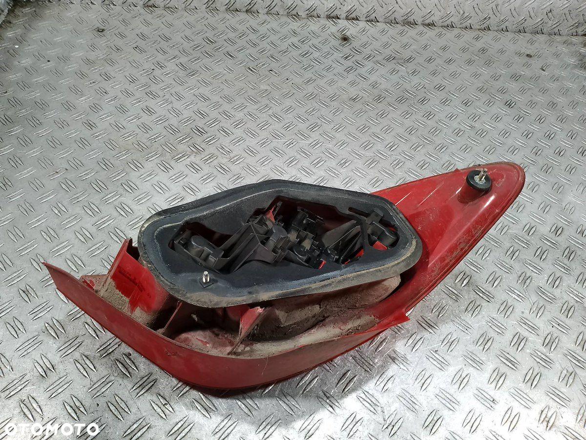LAMPA TYLNA PRAWA PEUGEOT 307 LIFT 557674 HATCHBACK - 2