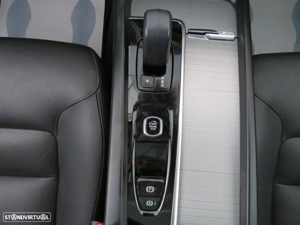 Volvo XC 60 2.0 T6 PHEV Core AWD - 36