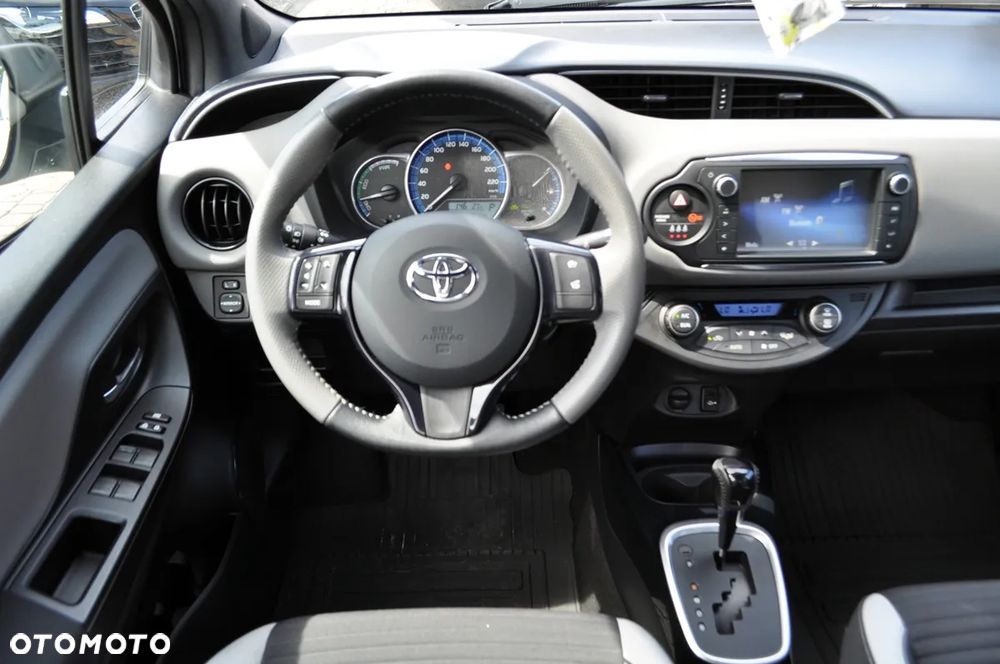 Toyota Yaris Hybrid 100 Selection Platinum - 25