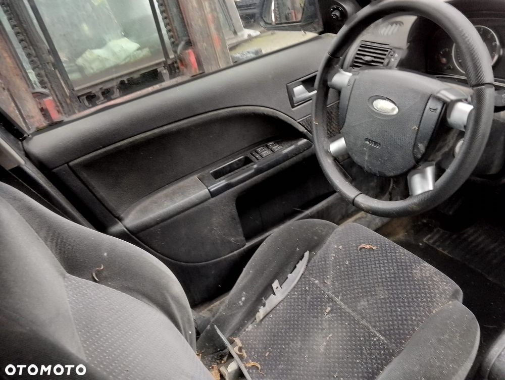 Ford Mondeo Mk.3 (00-03r.) 1.8B 125KM. Silnik CHBA, CHBB Skrzynia MTX 75 lakier Stardust Silver (metalic) . Cały na części GWARANCJA !!!  Przód Tył Zestaw Komplet Drzwi Klapa Zderzak Błotnik Maska Grill Atrapa Szyba Pas Lampa Lusterko Boczki Fotel Kanapa Kokpit Deska Rozdzielcza Przełącznik Włącznik Sterownik Przewody Wiązka Instalacja Moduł Komputer Czujnik Listwa Pompa Alternator Wtryski Głowica Rozrusznik Kompresor Sprzęgło Dwumas Silnik Skrzynia ABS Klimatyzacji Paliwa Wspomagania Kolektor Turbina Przepustnica Zawór Chłodnica Koło Hak Belka Sanki Zawieszenie Mcpherson Półoś Amortyzator Wydech Tłumik Zacisk Most - 38