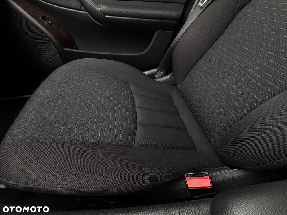 Mercedes-Benz Klasa C 180 Kompressor Automatik Avantgarde Sport Edition + - 31