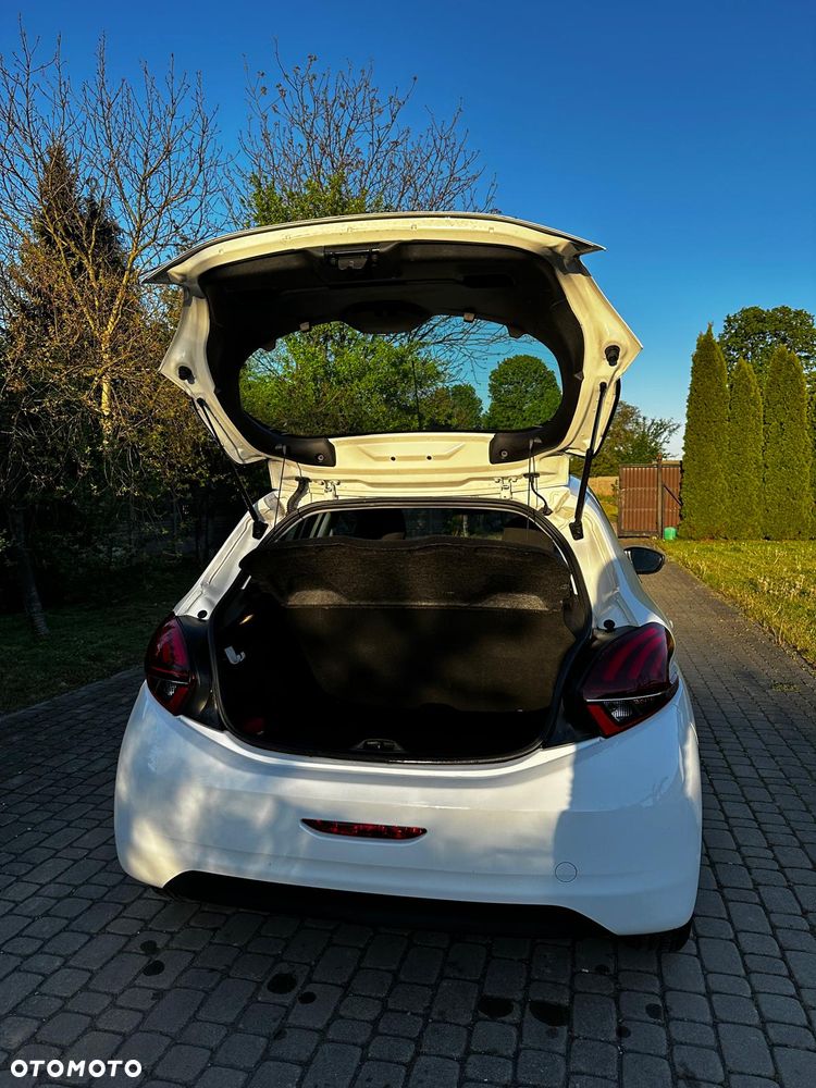 Peugeot 208 - 16