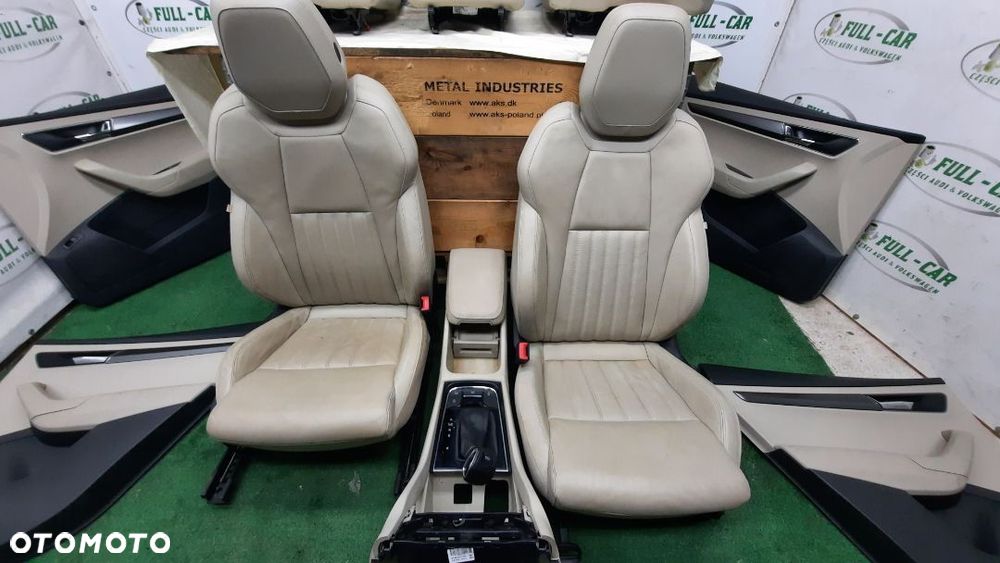 SKODA KAROQ KOMPLET FOTELI TUNEL SRODKOWY  BIAŁA SKÓRA FOTELE GRZANE  TAPICERKA DRZWI 18 ROK - 2