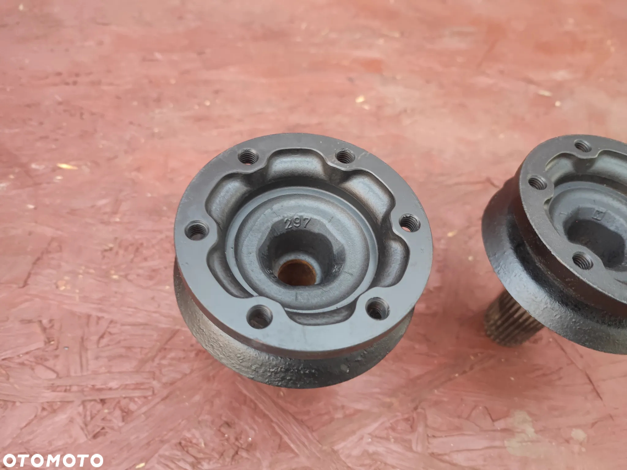 BMW E46 / E81 / E82 / E83 / E84 / E90 / E93 / E92 ORYGINALNE FLANSZE DYFERENCJAŁYU / FLANSZE DYFRA LEWA / PRAWA MAŁA GŁOWA TYP 168 DO SILNIKÓW BENZYNOWYCH N46 / N42 O NR. 33 13 1 214 751 / 33 13 1 428 269 OEM W BARDZO DOBRYM STANIE - 4