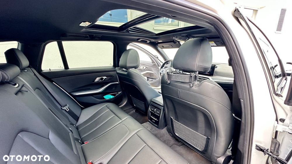 BMW Seria 3 330e M Sport - 10
