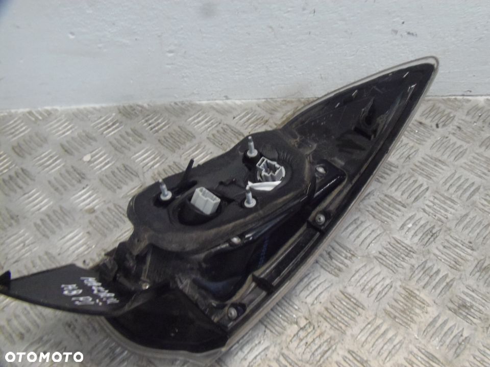 LAMPA PRAWA TYŁ TYLNA W BŁOTNIK MAZDA 3 II BL HB - 4