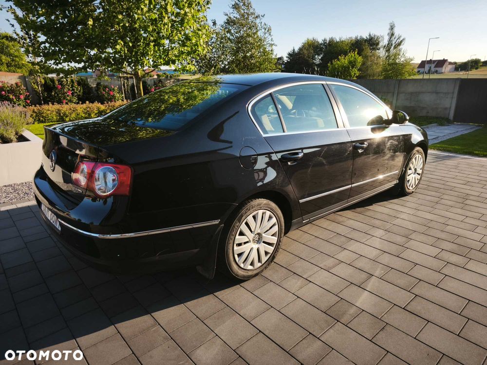 Volkswagen Passat - 1