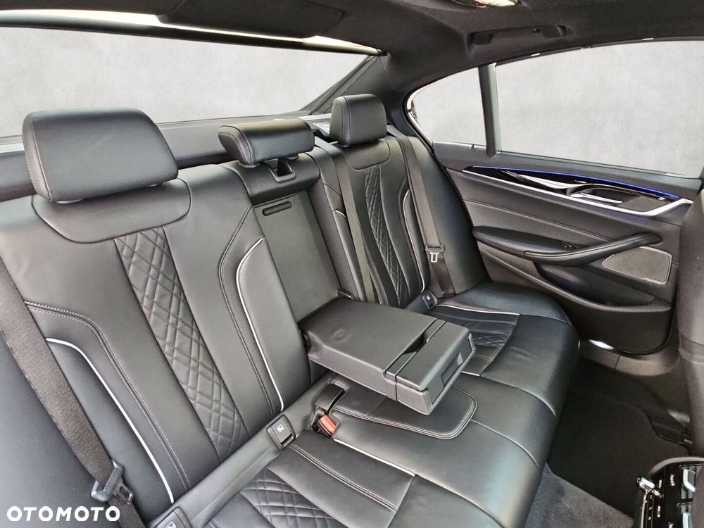 BMW Seria 5 M550i xDrive - 27