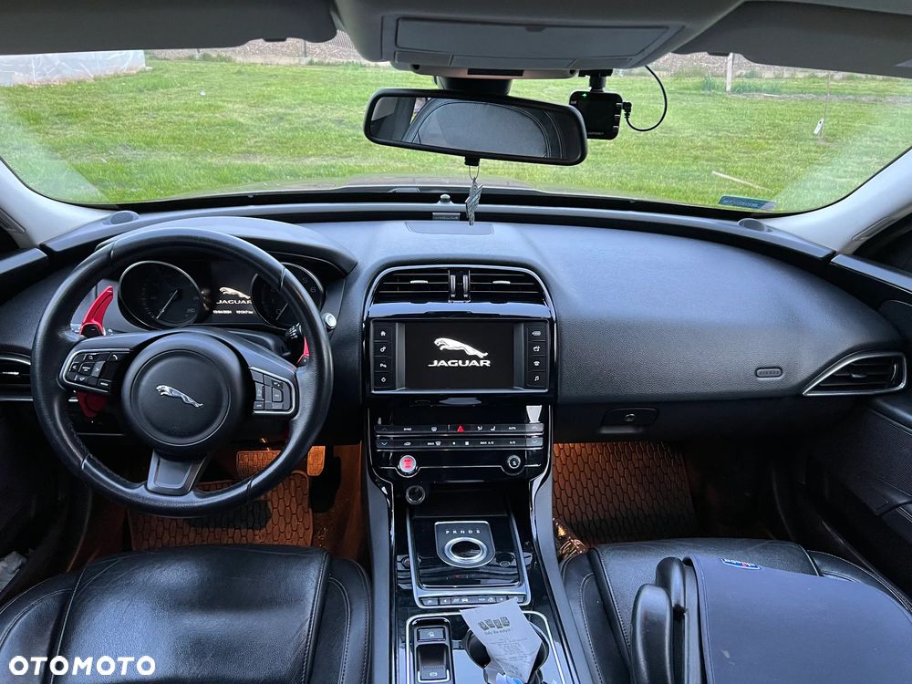 Jaguar XE 2.0 T Pure - 15
