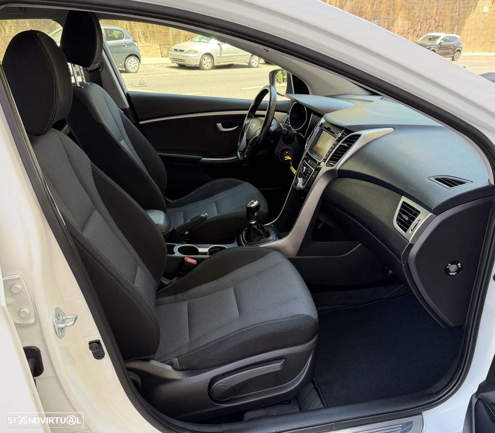 Hyundai i30 SW 1.6 CRDi Comfort+Navi - 19