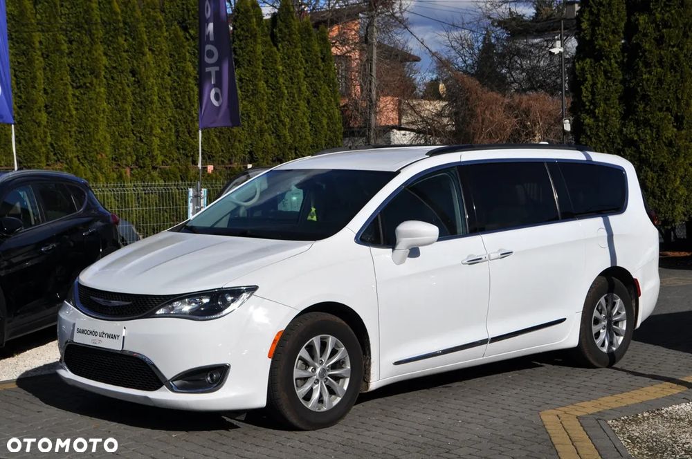 Chrysler Pacifica - 1
