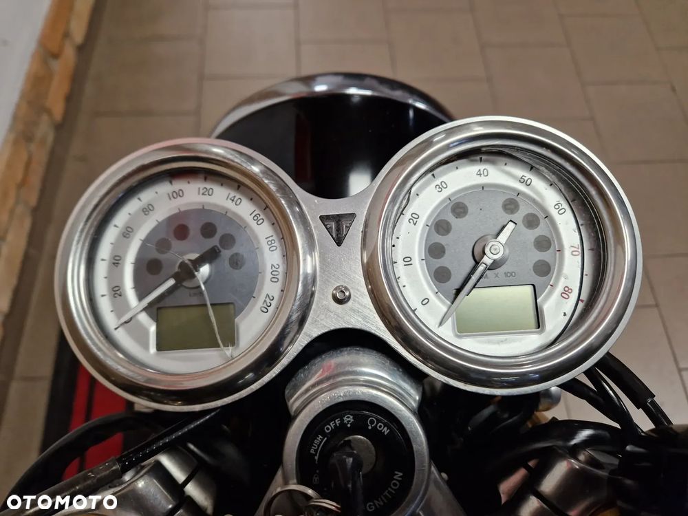 Triumph Thruxton - 12