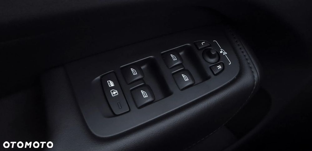 Volvo XC 60 B4 D AWD Plus Dark - 35