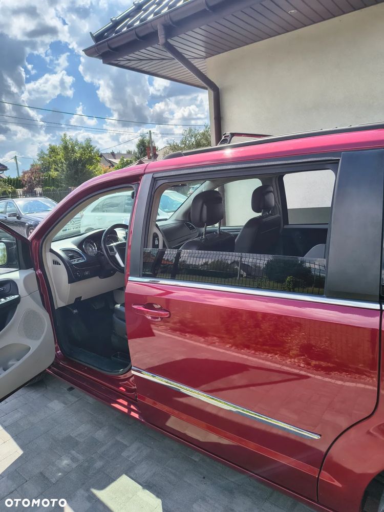 Chrysler Town & Country - 34